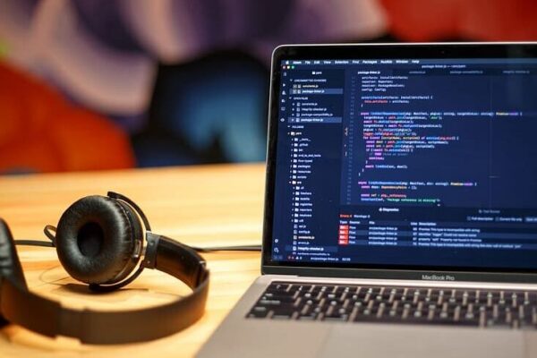 editor-code-headphones-programming editor-code-headphones-programming